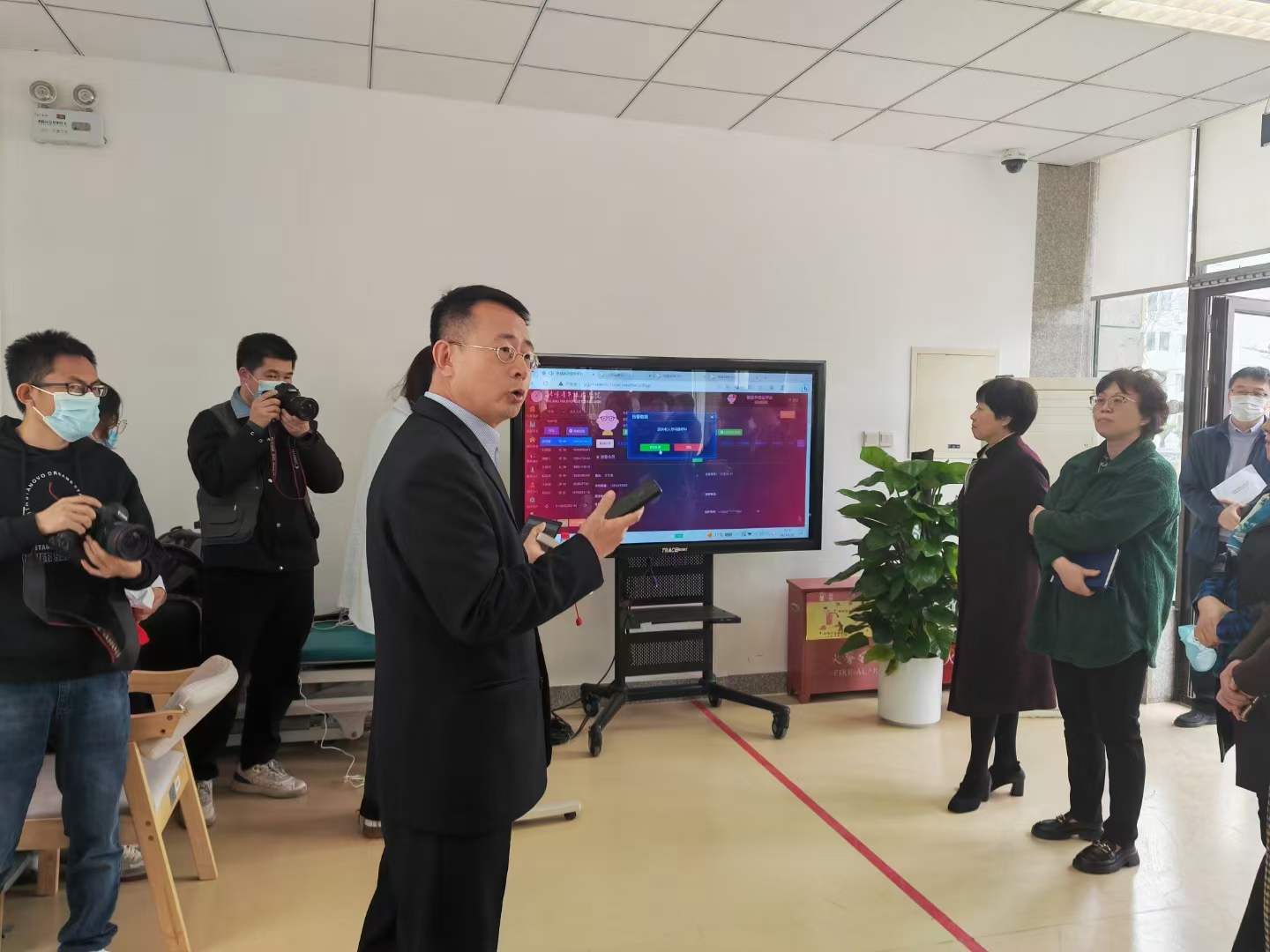 五十多位政協(xié)委員親臨智慧養(yǎng)老現(xiàn)場調(diào)研指導(dǎo)